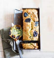 Cake aux blettes, au lard et aux pruneaux