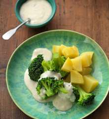 Brokkoli und Kartoffeln mit Blauschimmelkäse-Sauce