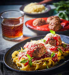 Pasta con albóndigas de carne