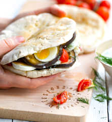 Pains pita à l'aubergine, œuf et sauce yaourt