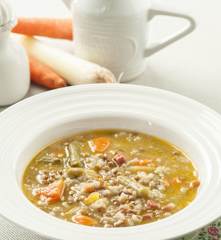 Sopa de verduras con lentejas y arroz