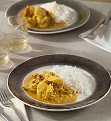 Curry picante de pollo al ron con arroz basmati para dos