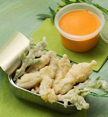 Cocochas y rúcula en tempura con salsa de piquillos