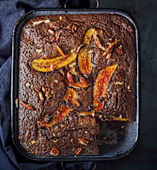 Gâteau au chocolat, aux noix et aux bananes caramélisées