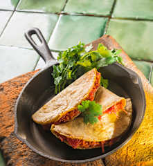 Quesadillas de chicharrón prensado