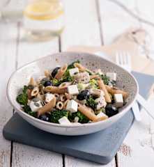 Sałatka z makaronem pełnoziarnistym, kurczakiem i brokułami