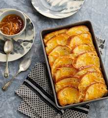 Pudim de brioche com molho de laranja