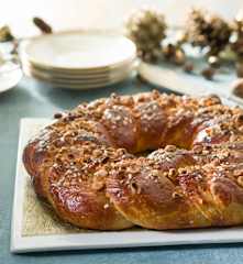 Roscón trenzado de brioche con avellanas