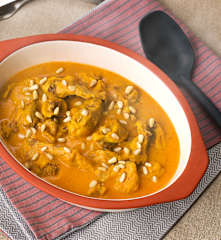 Conejo con romesco y piñones