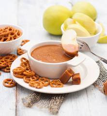Fondue karmelowe z jabłkami i słonymi preclami
