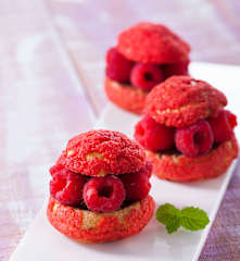 覆盆子泡芙佐榛果鮮奶油