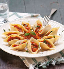 Makaronowe muszle z pomidorami i bakłażanem