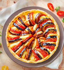 Torta salata con melanzane e pomodoro