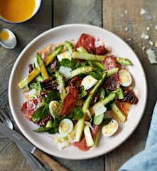 Salade d'asperges aux œufs de caille, jambon et tomate confite