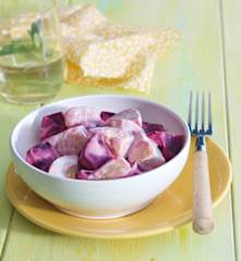 Ensalada de patata, remolacha fresca y huevo