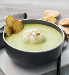 Vichyssoise de calabacín con huevo mollet y sus chips