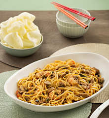 Tallarines con ternera y gambas