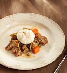 Ternera a la jardinera con huevos poché