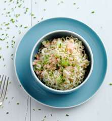 Noodles com salmão, pepino e molho de mostarda