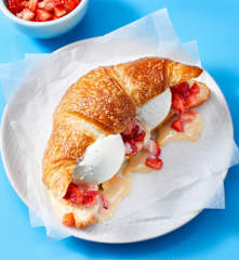 Eis-Croissant mit Erdbeeren