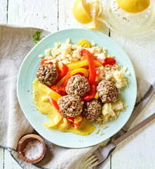 Arroz de couve-flor e pimentos com almôndegas