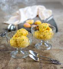 Sorbet abricot, éclats de pistache