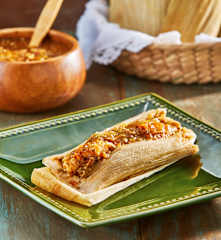 Tamales de flor de calabaza rellenos de camarones