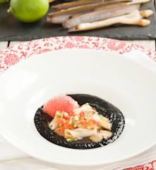 Ceviche de navajas con vichyssoise negra