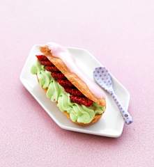 Éclair alla crema di lamponi e pistacchi 