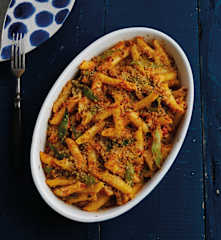 Penne com atum e feijão-verde no forno