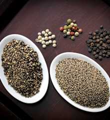 Granos de pimienta molida gruesa