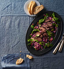 Marinierter Hirschrücken mit Rotkohlsalat