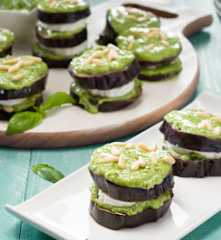 Milhojas de berenjena y queso de cabra al pesto
