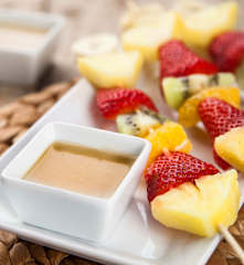 Spiedini di frutta con salsa mou