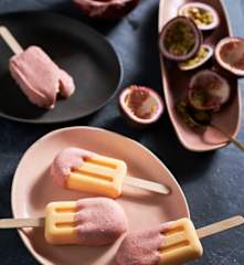 Gelado de maracujá com cobertura de framboesa