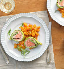 Lachsforelle im Rucolabiskuit mit Karottengemüse