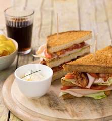 Club Sandwich, chips di patate e maionese alle erbe
