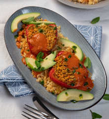 Mit Kichererbsen gefüllte Paprika und Bulgur (vegan)