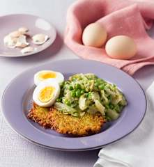 Wiener Kochsalat mit Erbsen, Rösti und Ei