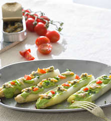Espárragos blancos con emulsión de cilantro y berberechos