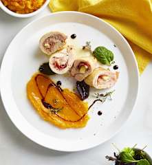 Rotolini di pollo e speck sottovuoto con purea di zucca
