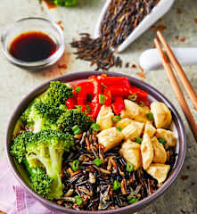 Tepanyaki de pollo y verduras con arroz salvaje