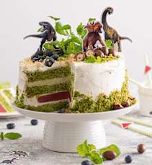 Tort szpinakowy z kremem limonkowym i żelką truskawkową