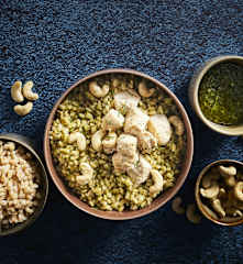 Orzo con pollo al miele con pesto