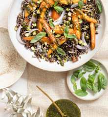 Riz sauvage aux carottes grillées, pesto à la pistache