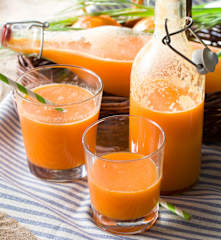 Suco de maçã, cenoura e hortelã