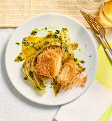 Gebackener Halloumi im Kateifi-Teig mit gelbem Möhrensalat