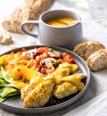 Poulet au curry, tagliatelle de légumes et velouté au lait de coco