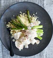 Poulet mit Spargeln und Reis an Weisswein-Specksauce