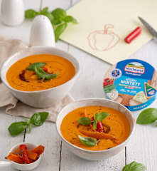 Krem z pieczonej papryki z rumienionymi słupkami warzyw